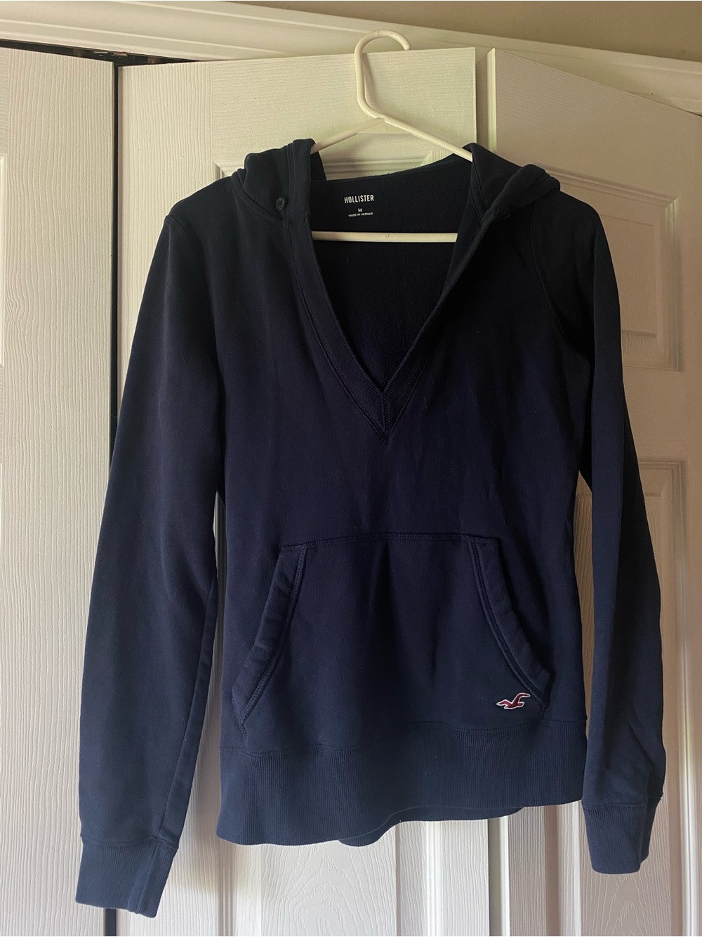 Hollister Women's Navy V-Neck Hooded Pullover